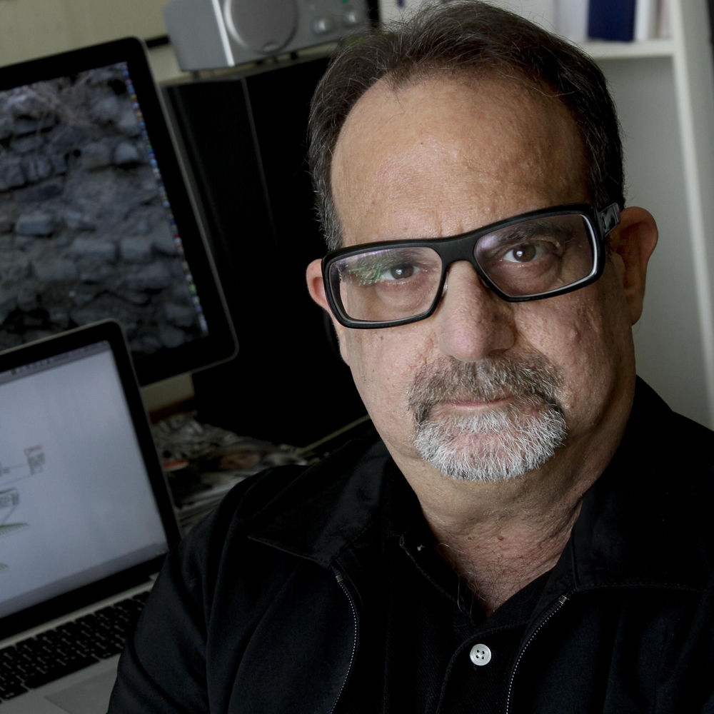 Carl Stone profilképe