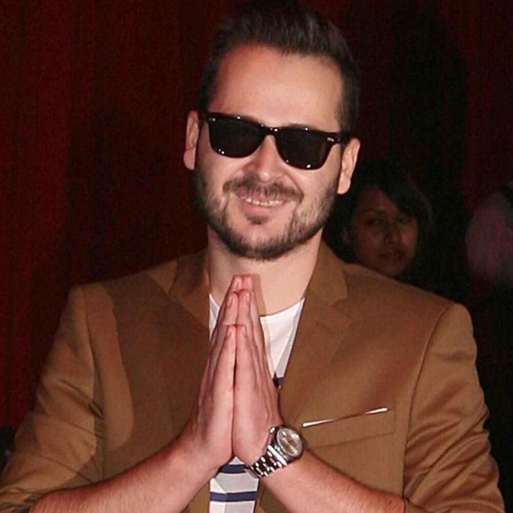 Edward Maya profilképe