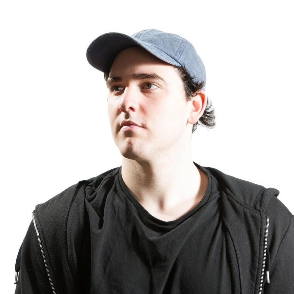 Tom Budin profilképe